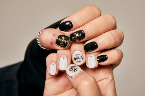 Paznokcie nudziaki z czarnym – elegancja i styl