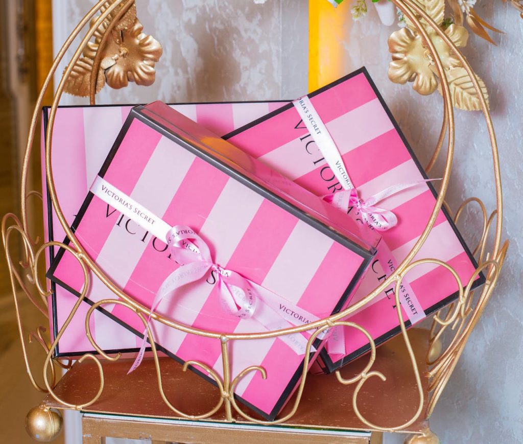 ile idzie paczka z victoria's secret