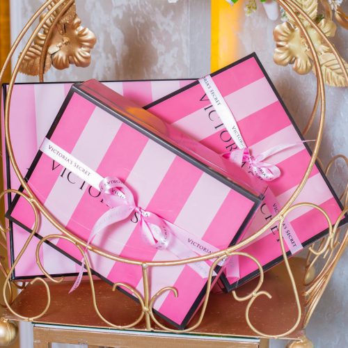 Ile idzie paczka z Victoria’s Secret? Terminy dostawy i wskazówki dla klientów