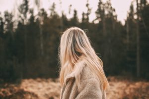 Spalone włosy blond