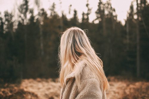 Spalone włosy blond – wszystko, co musisz wiedzieć