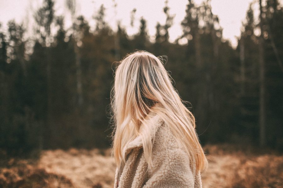 Spalone włosy blond – wszystko, co musisz wiedzieć